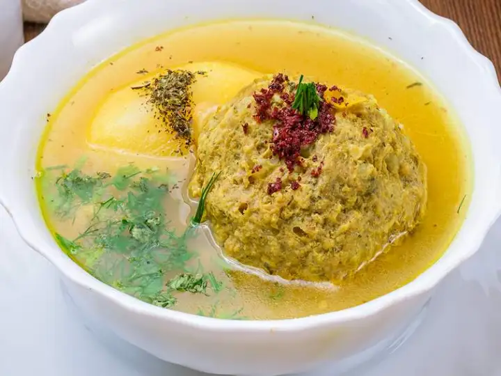 Sopa de albóndigas de cordero con ciruelas