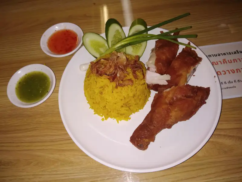 Arroz con pollo al estilo tailandés picante