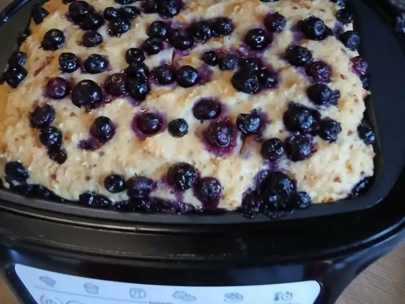 Budín de pan duro cubierto de arándanos en la cubeta de un Cake Factory