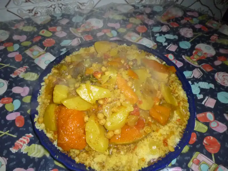 Couscous real con carne, verduras y harissa.