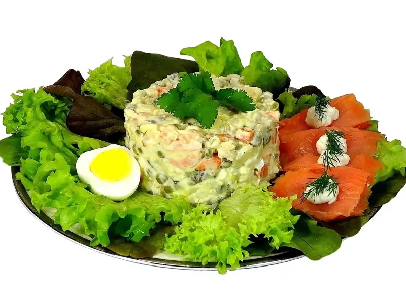 Ensalada rusa con pollo y pepinillos