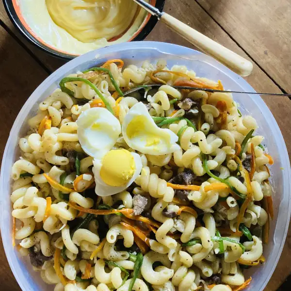 Mayonesa casera con aceite, limón y mostaza.