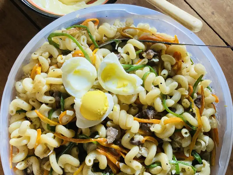 Mayonesa casera con aceite, limón y mostaza.