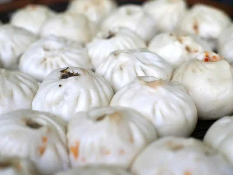 Baozi, pequeños panes al vapor rellenos de carne.