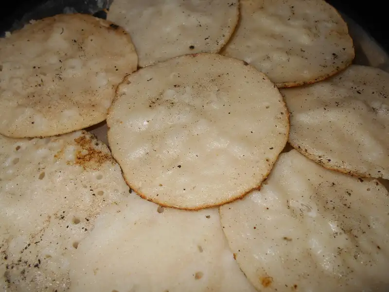 Chaiti pitha, pequeñas galletas hechas con jengibre y miel de coco