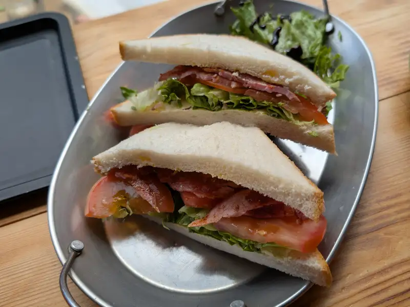 Sándwich BLT con tocino crujiente