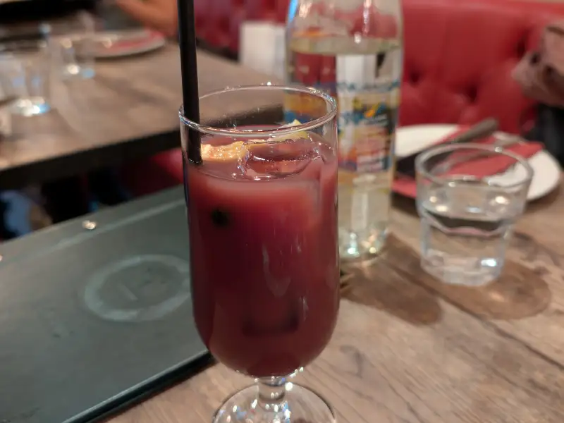 Sangría roja, con frutas y muy refrescante.