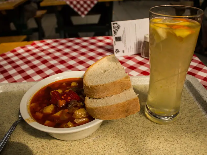 Sopa de goulash húngara con carne, pimentón y enebro.