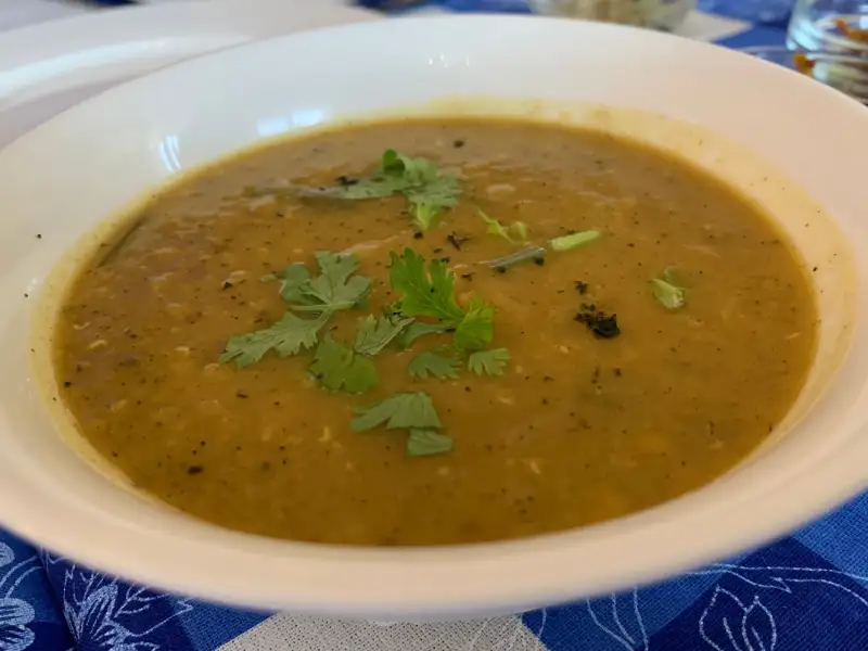 Sopa de lentejas con curry, espinacas y puerro