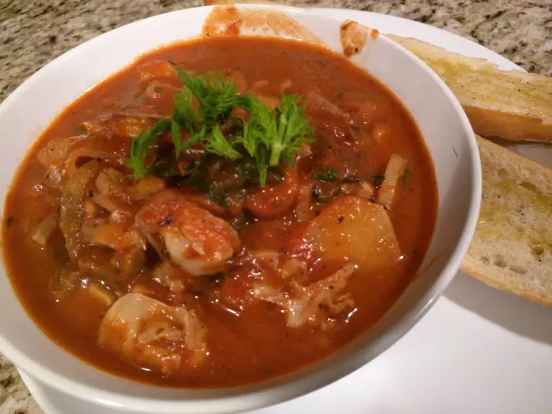 Sopa de pescado con limón, apio y pan