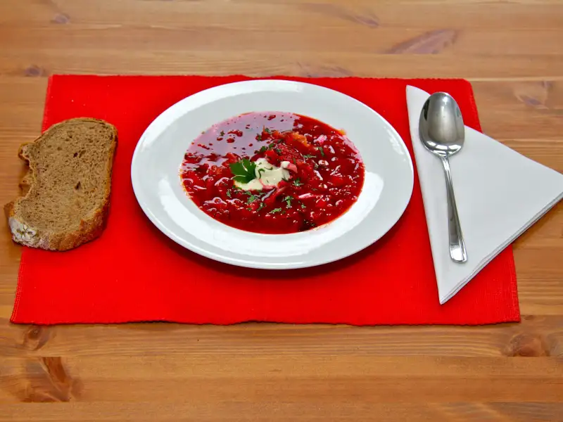 Sopa de borstch con carne, col y remolacha, con eneldo y crema agria.