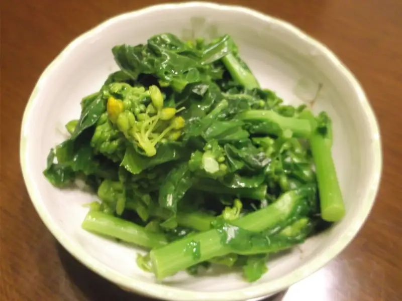 Ohitashi: verduras verdes en caldo de soja