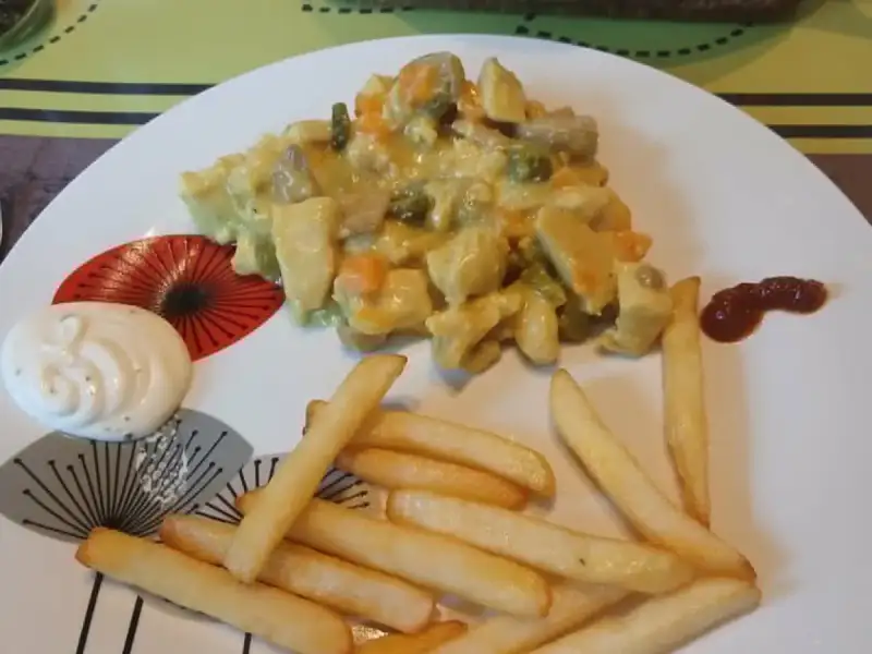 Vol-au-vent exprés de pollo, champiñones, zanahorias y chícharos en salsa de cúrcuma, servido con papas fritas y mayonesa